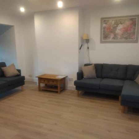 Cheltenham - 3 Bedroom, Parking, Disneyplus 外观 照片