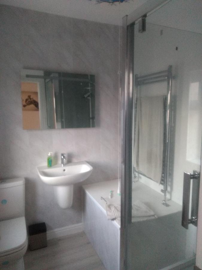 Cheltenham - 3 Bedroom, Parking, Disneyplus 外观 照片