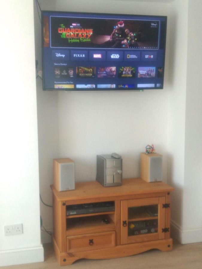 Cheltenham - 3 Bedroom, Parking, Disneyplus 外观 照片