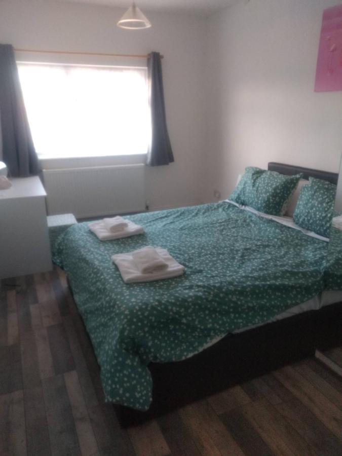 Cheltenham - 3 Bedroom, Parking, Disneyplus 外观 照片