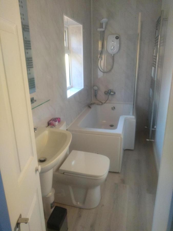 Cheltenham - 3 Bedroom, Parking, Disneyplus 外观 照片